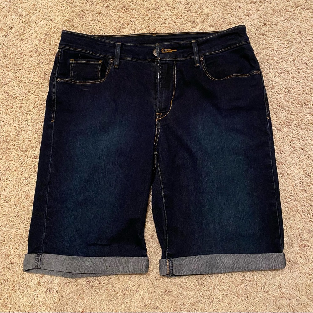 Dark wash Levi’s Bermuda shorts size 30